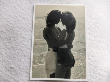 Kartka romantyczna – pocałunek pary nad morzem