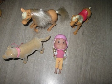ELC lalka dżokejka plus konie figurki