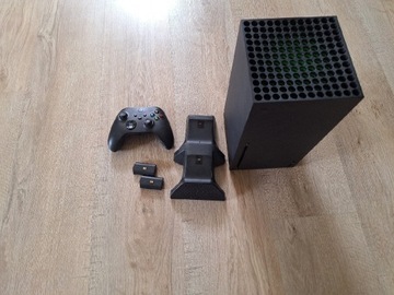 Xbox series X ze stacją ładującą pady