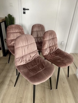 Różowe tapicerowane krzesła na czarnych nóżkach 