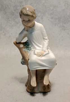 LLADRO #4876 "Myśliciel Chłopiec czytający książkę