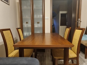 Stół do salonu z krzesłami 