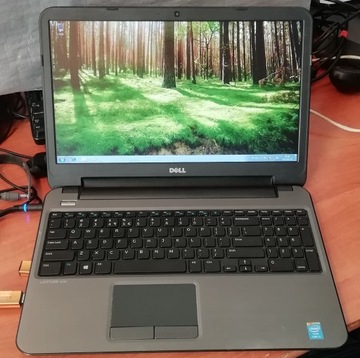 Dell Latitude 3540 15" plamy