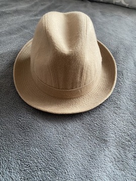 Wełniany beżowy kapelusz