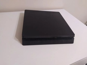 Konsola playstation 4 plus + 2 pady  + okablowanie