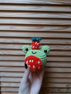 Żaba zabawka handmade włóczka Yarnart pluszak