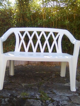  Biała ławka plastikowa, podłokietniki, szer.112cm