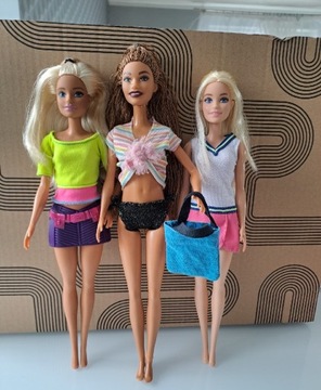Trzy lalki Barbie