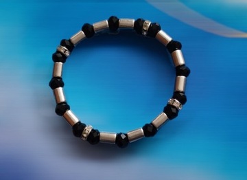Srebrno-czarna bransoletka zrobiona z koralików