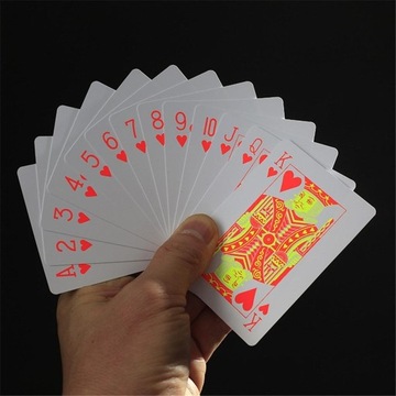 Talia kart do gry - świecąca w ciemności.