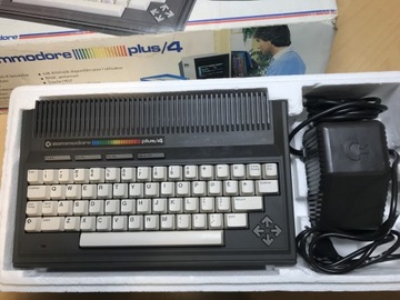 Commodore PLUS/4 plomba, stacja, pudełka, papiery