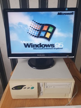 Stary komputer PC Pentium 133 MHz Windows 95 Win 95 Retro