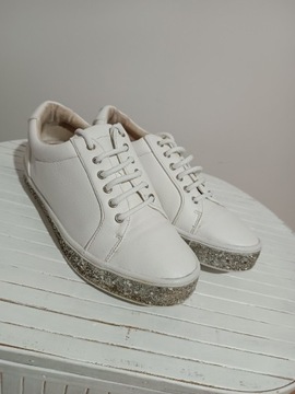 Białe sneakersy używane rozmiar 38