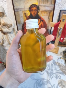Egzorcyzmowana oliwa z oliwek w szklanej butelce