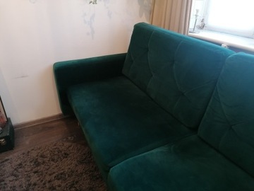 Rozkładana zielona kanapa 