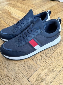 Sprzedam buty Tommy Hilfiger w kolorze granatowym