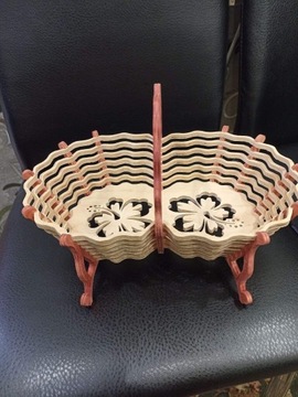 Koszyczek na cukierki ręcznie robiony z drewna
