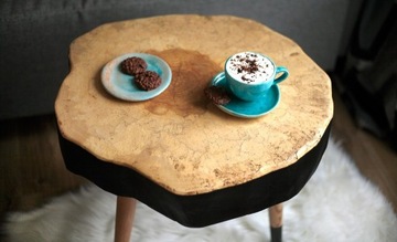Stolik kawowy z plastra, drewniane nóżki 