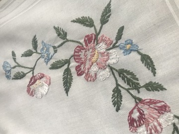 Biała serweta ręcznie haftowane kwiaty