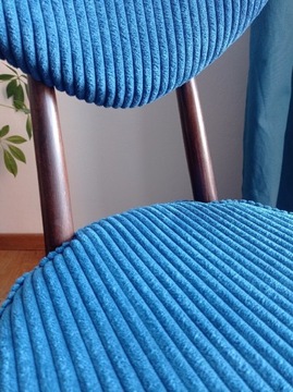 Krzesło serduszko granatowe po renowacji 