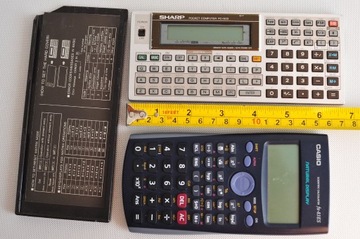 Sharp PC-1403 komputer i Casio FX-83ES kalkulator