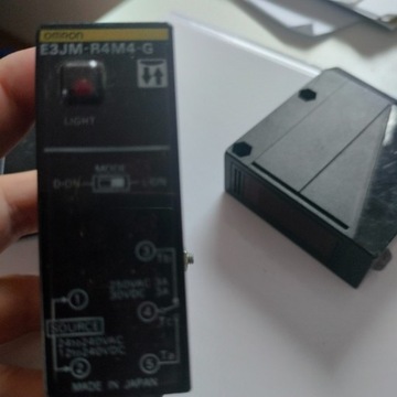 Czujnik fotoelektryczny Omron E3JM-R4M4-G 12-240V