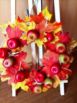Wianek jesienny na drzwi z jabłuszkami 