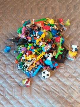 Figurki i inne zabawki z pokoju chłopca