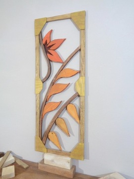 obraz kwiat złożony z drewnianych elementów  