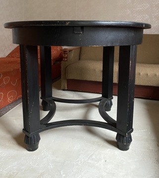 Drewniany czarny stół.