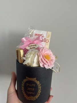 Flower box prezent dzień mamy świeca róże mydlane
