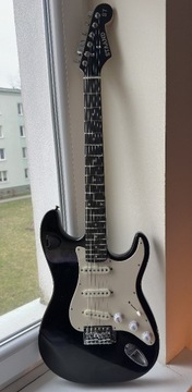 GITARA STRATOCASTER STAAND ST CZARNA TREMOLO