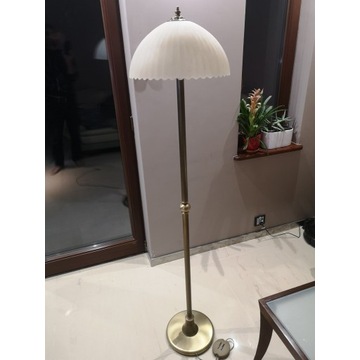 Lampa stojąca z brązu ze szklanym kloszem.