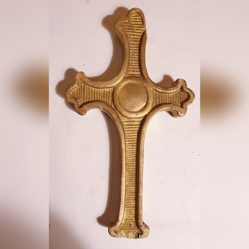 Drewniany złocony krzyż