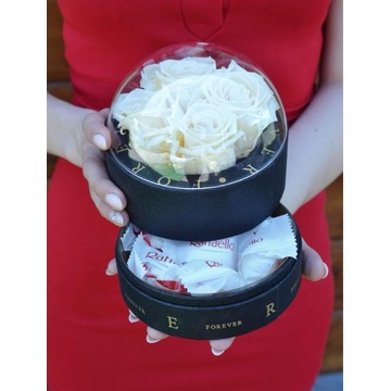 Walentynkowy box z wiecznymi różami i słodyczami 