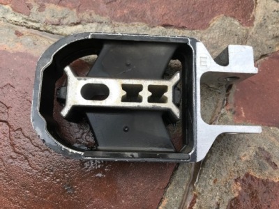 Volvo v40 xc40 подушка кронштейн двигуна 31359652 d2 фото №1