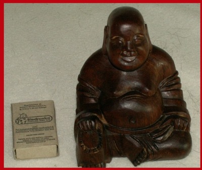 drewniana figura rzezba usmiechniety Buddah Budda