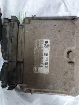 Vw 2,0 8v бортовой компьютер 06a906018dc 0261206180 фото №1