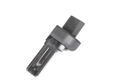 Гачок шторка багажника vw passat b8 variant права фото №1