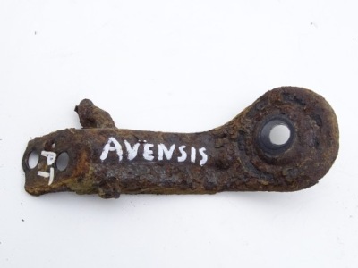 Toyota avensis ii t25 кронштейн рычаг правый задняя фото №1