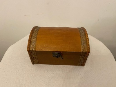 Stara skrzyneczka, szkatulka drewniana