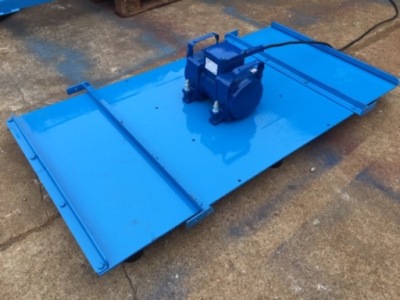 Vibračný stôl s 1,3 kW elektrovibrátorom KARKON