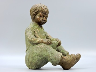 Rzeźba figurka siedzący chłopiec autor antyk