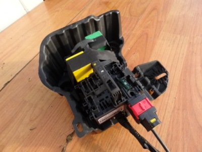 Peugeot 208 2013 1,6 hdi коробка запобіжників фото №1