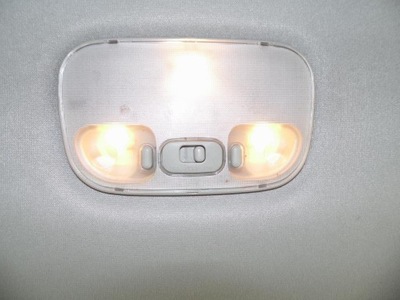 LÁMPARA ILUMINACIÓN CABINAS PARTE DELANTERA MAZDA 323F BJ 00-  