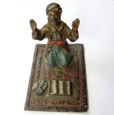 Arab modlący się na dywanie ca. 1900 r. (704)