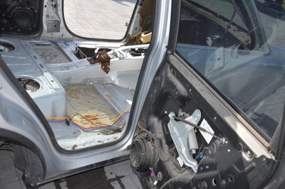 Porsche cayenne 955 поріг блок двигуна правий задня фото №1