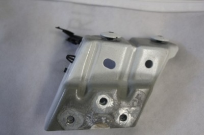 Кронштейн крыло правый vw touareg 7p6821152a фото №1