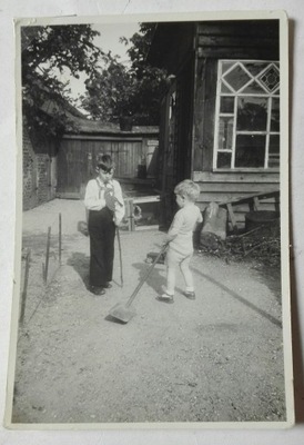 fotografia Dzieci na podwórku SPK