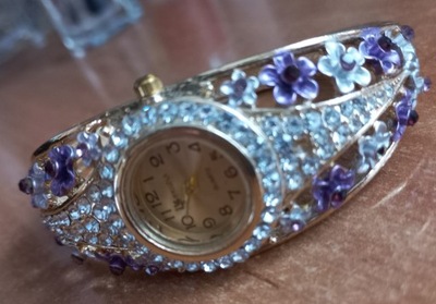 Zegarek damski z fioletowymi kamyczkami